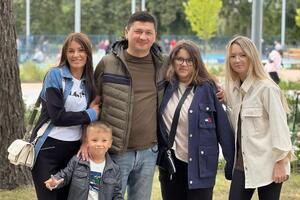 Кім разом із дружиною Юлією виховує трьох дітей
