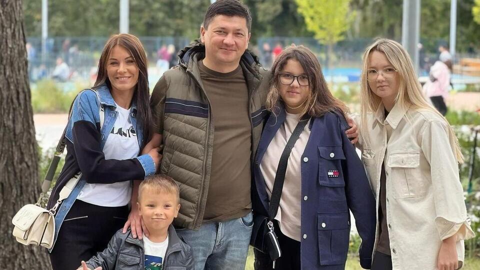 Кім разом із дружиною Юлією виховує трьох дітей