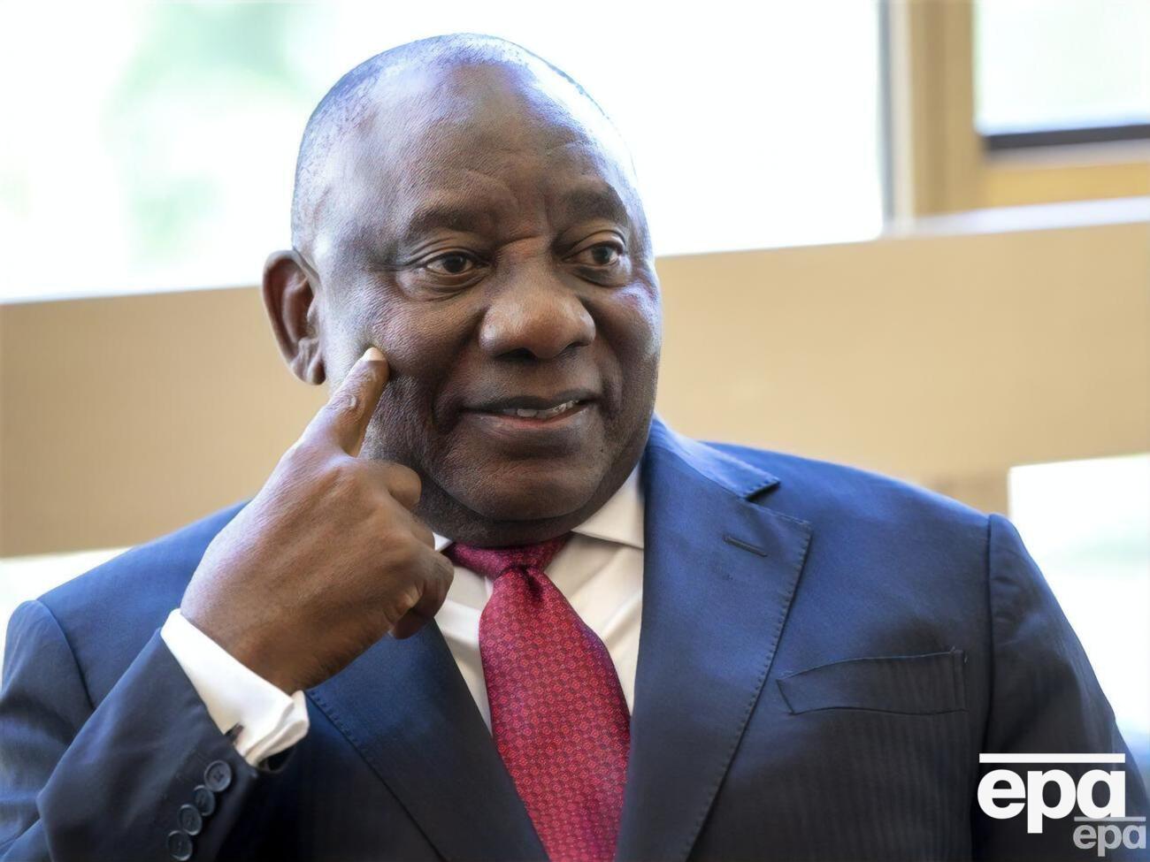 По данным издания Daily Maverick, польская сторона задержала самолет со 120 служащими сопровождения Рамафосы