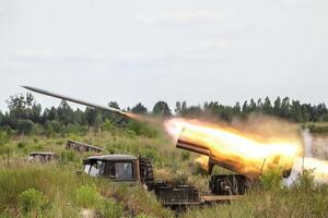 Украинские ракетчики и артиллеристы уничтожили пять складов боеприпасов россиян
