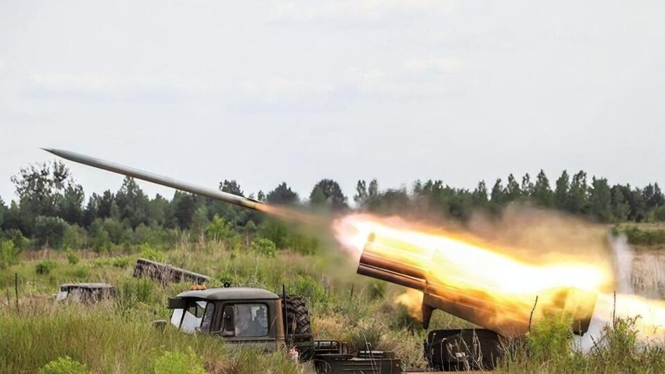 Українські ракетники та артилеристи знищили п'ять складів боєприпасів росіян