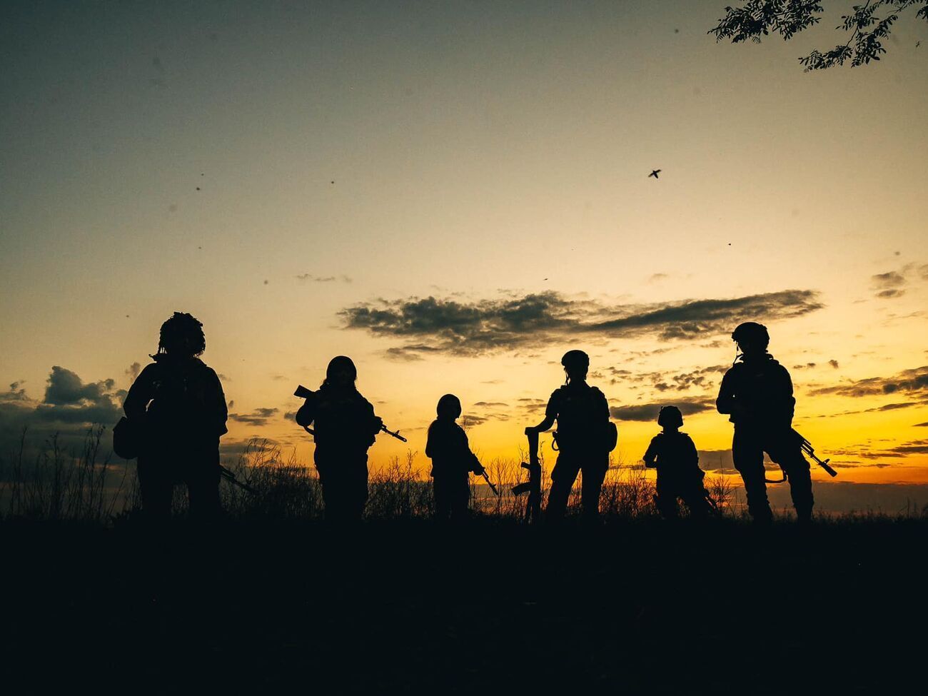 Украинские военные уничтожают танки, боевые машины, артиллерию захватчиков