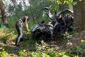 Автомобиль Cherry вылетел на обочину и врезался в дерево