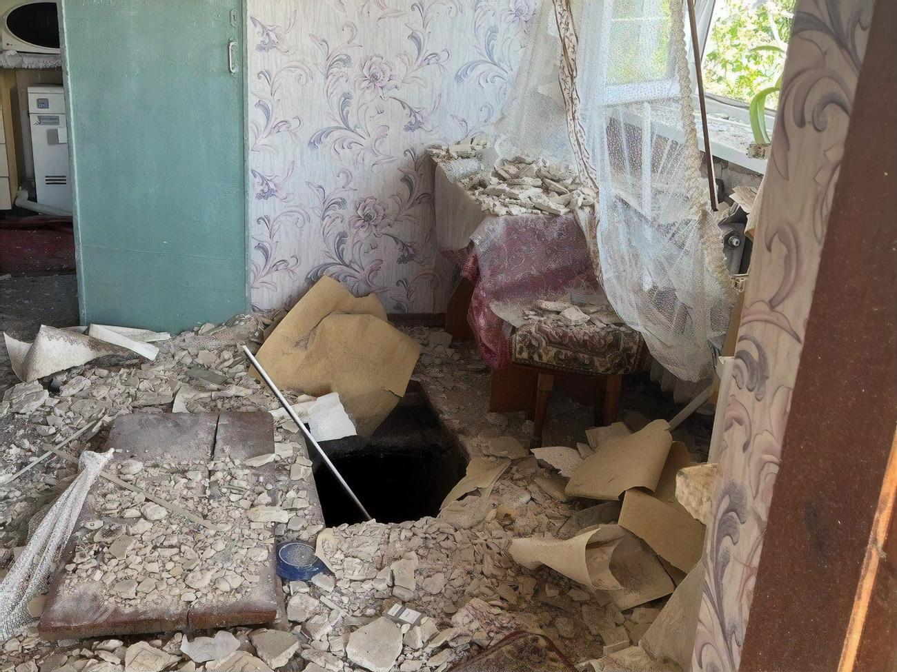 Женщина показала свой дом после ракетного обстрела