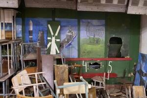 Родители жалуются, что в школе разбиты входные лестницы, фасад здания