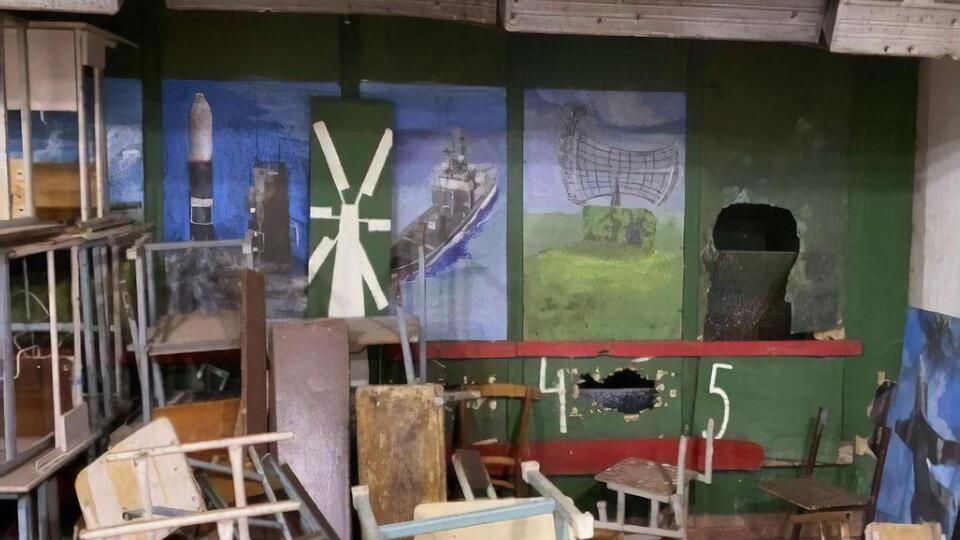 Родители жалуются, что в школе разбиты входные лестницы, фасад здания