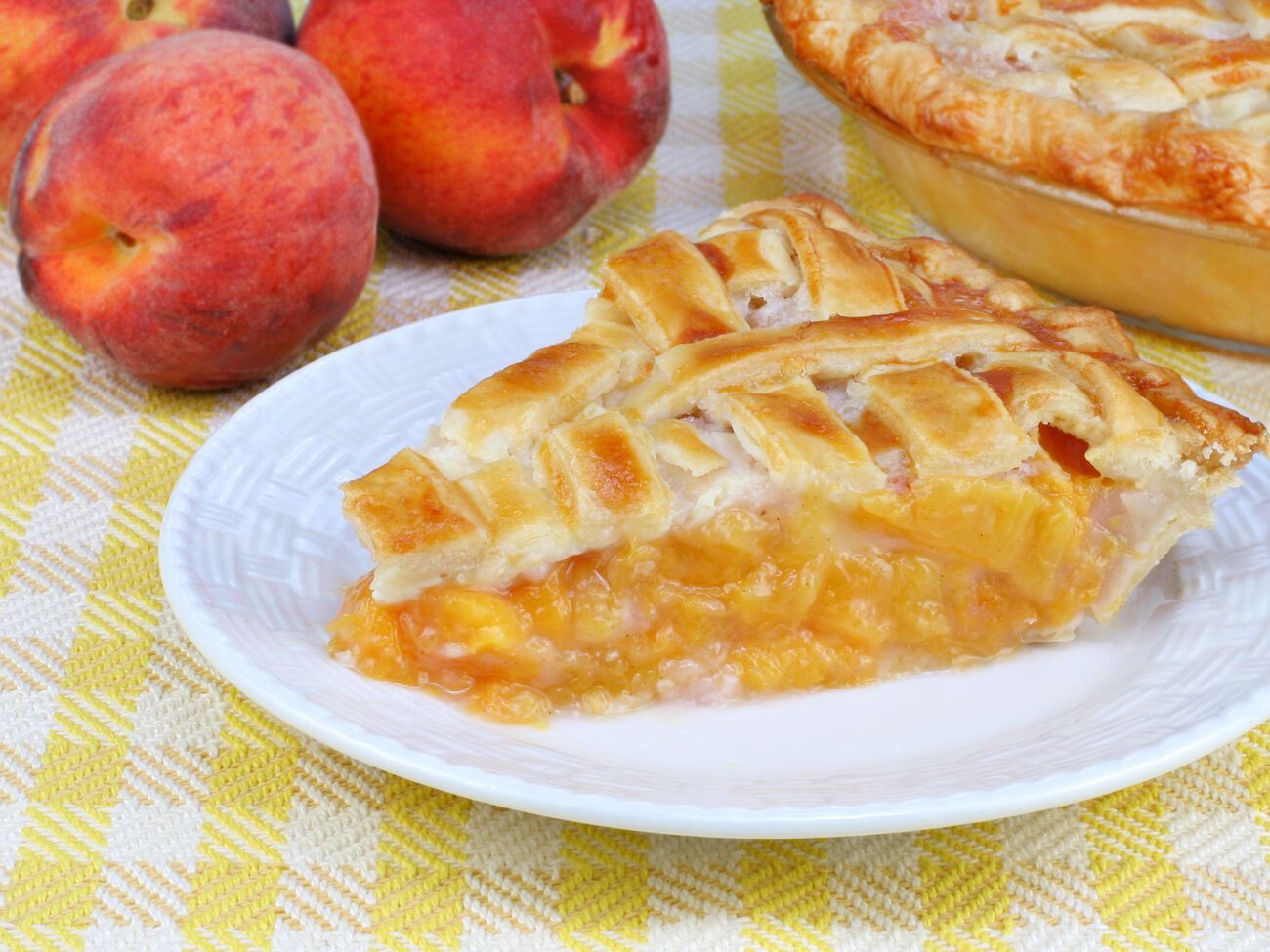 Пирог с персиками выпекается в духовке при 170 &deg;С около 45 минут