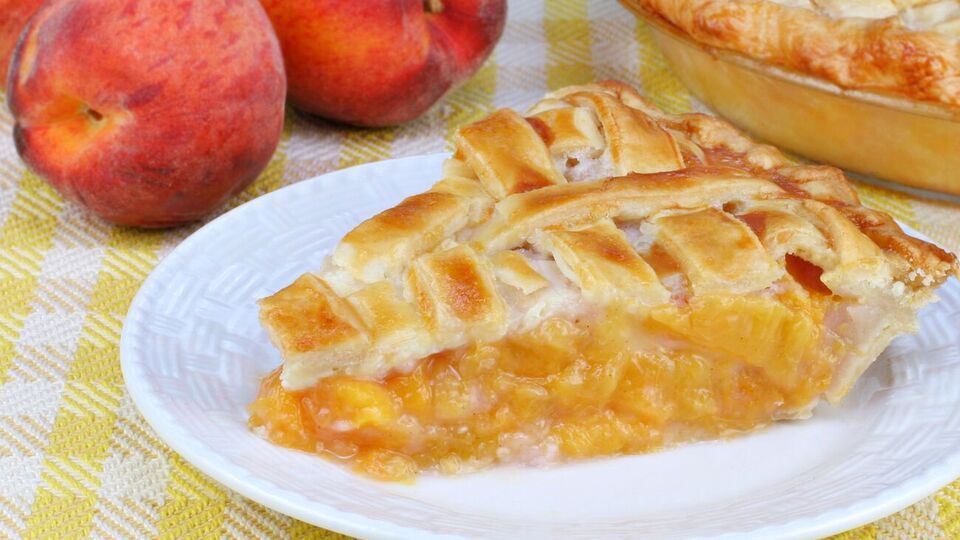 Пирог с персиками выпекается в духовке при 170 °С около 45 минут