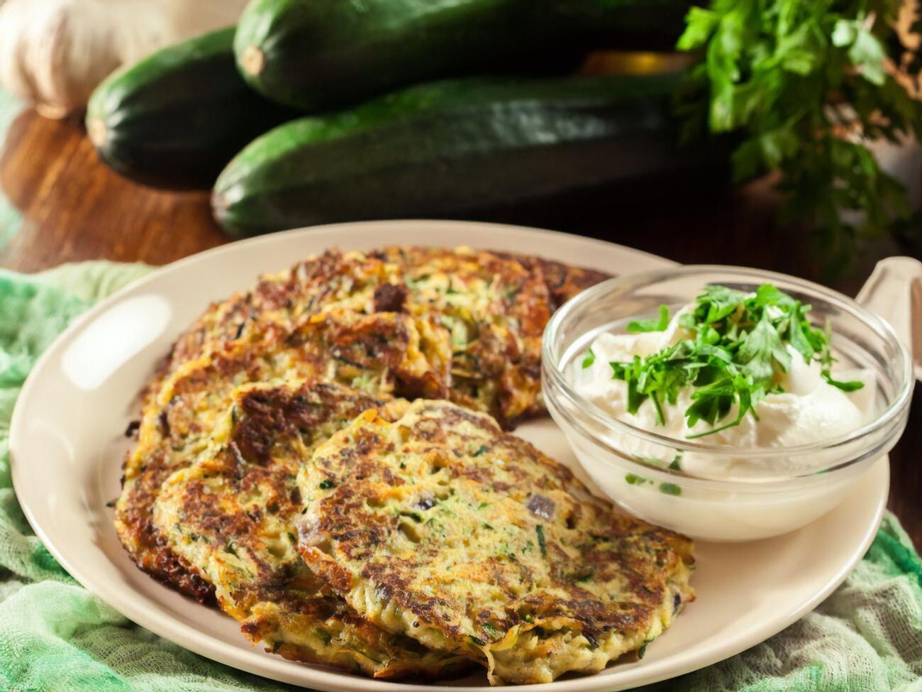 Оладьи из кабачков можно подавать как самостоятельное блюдо