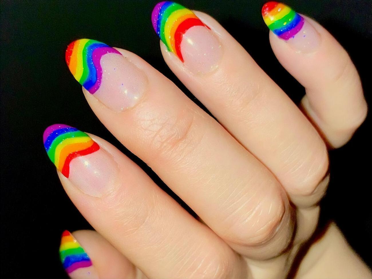 Чтобы продемонстрировать солидарность с представителями ЛГБТ+ сообщества многие ставят этот флаг на аватарки в соцсетях, а также делают маникюр с его изображением