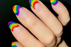 Чтобы продемонстрировать солидарность с представителями ЛГБТ+ сообщества многие ставят этот флаг на аватарки в соцсетях, а также делают маникюр с его изображением