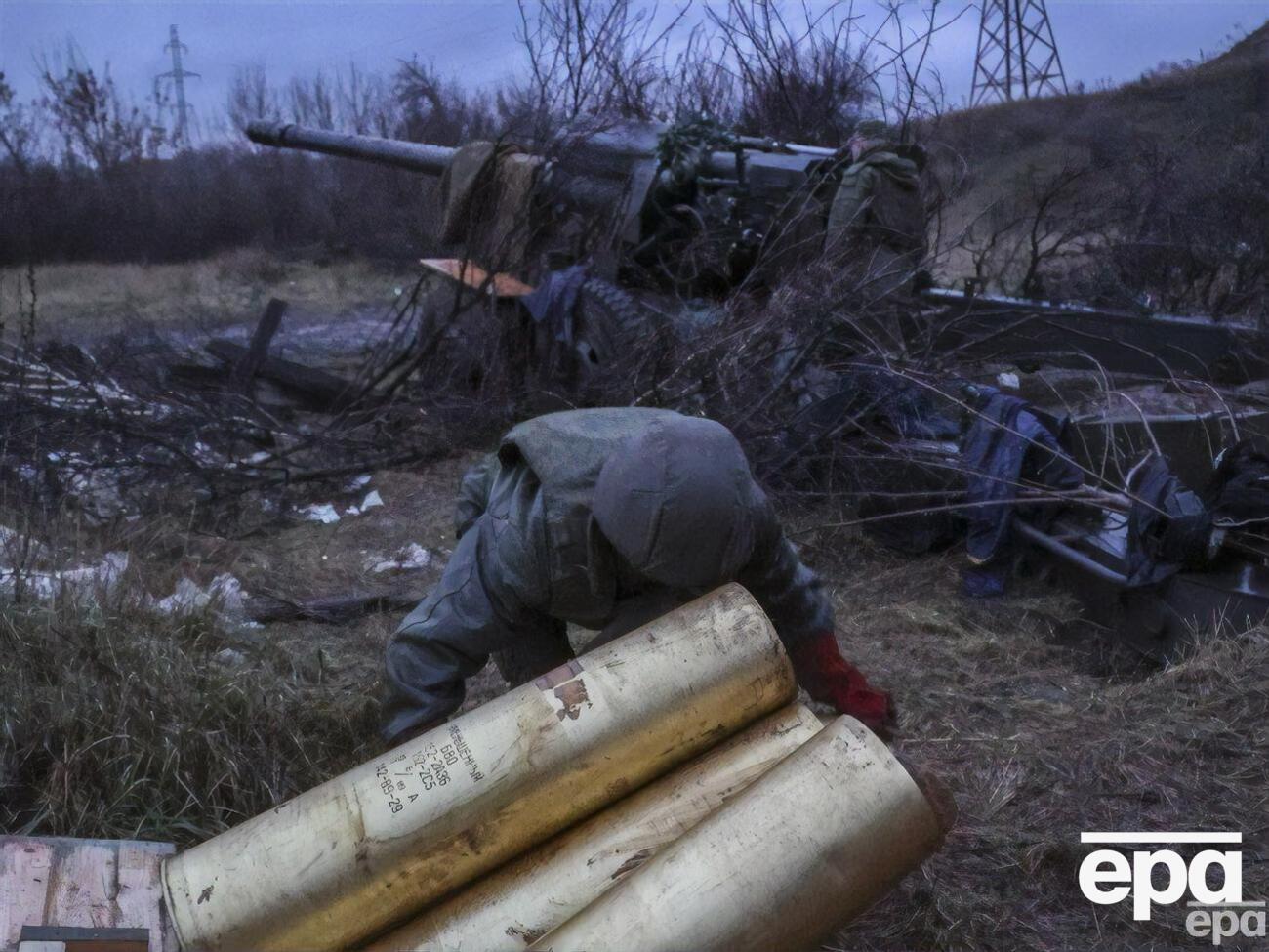 Оккупанты перебрасывают на фронт снаряды в ящиках с непонятной маркировкой