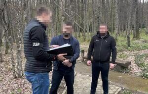 Детективи затримали співробітника УСР під час отримання частини хабаря в розмірі $30 тис.