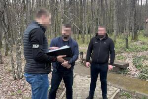 Детективы задержали сотрудника УСР во время получения части взятки в размере $30 тыс.