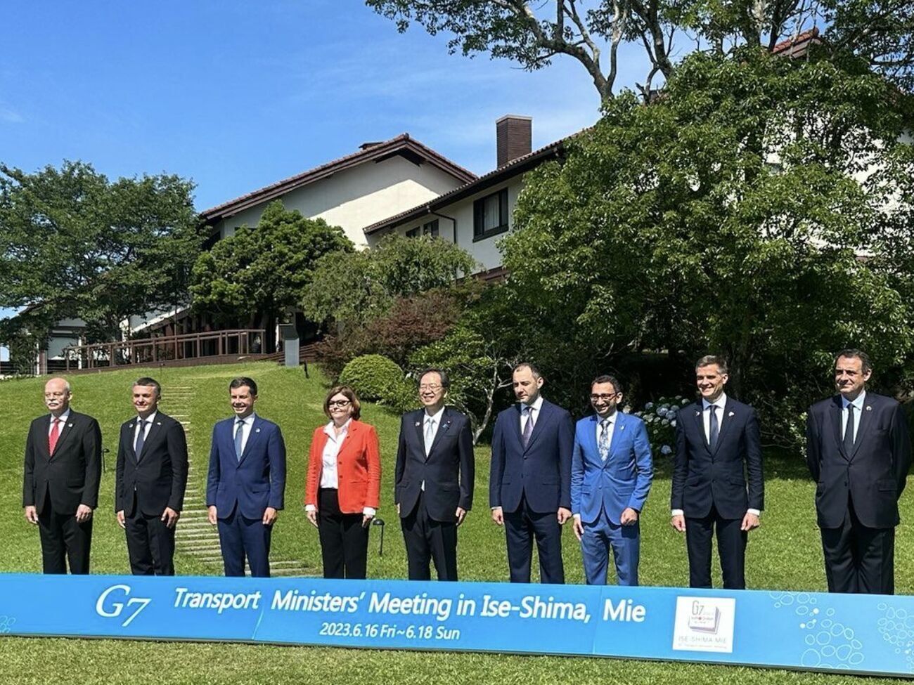 Олександр Кубраков (четвертий праворуч): Є спільне розуміння з державами G7, що підтримка відновлення й розвитку транспортної інфраструктури України тут є фундаментальною