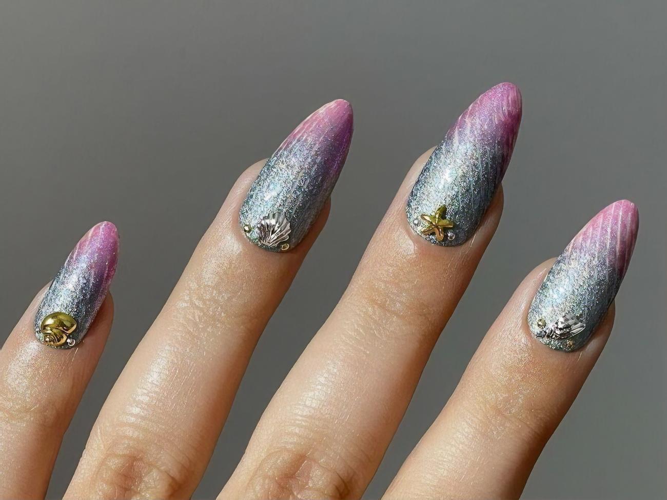 Ногти можно украсить декором на морскую тематику