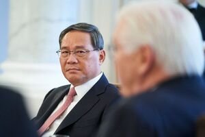 Штайнмаєр 19 червня провів зустріч із прем'єр-міністром Китаю Лі Цяном (ліворуч)