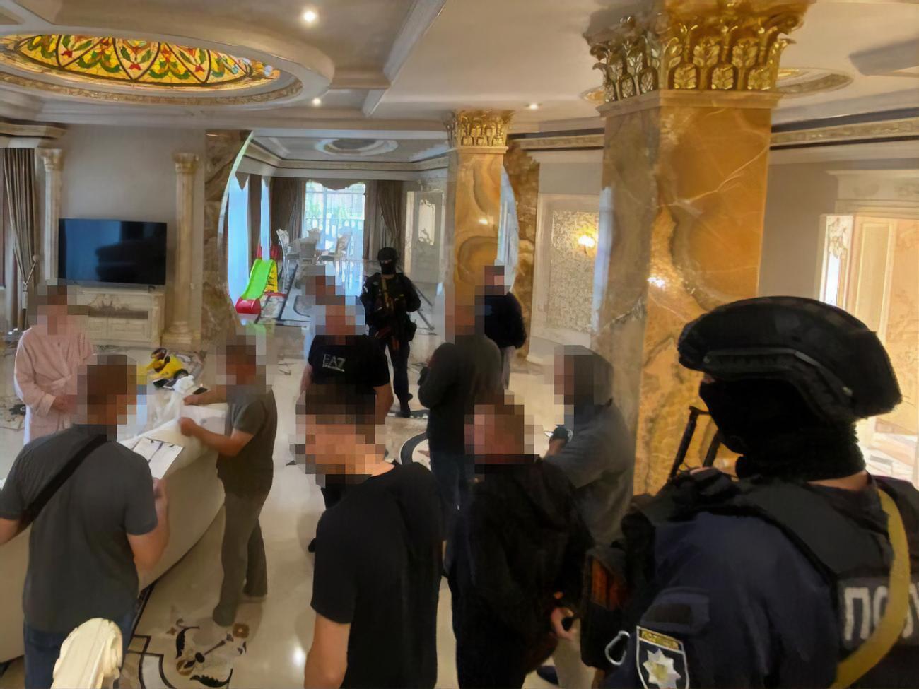 Полиция провела обыски в офисах и по месту жительства подозреваемых