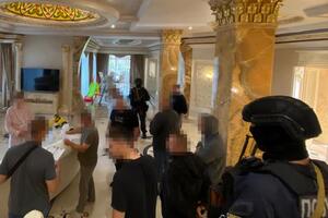 Полиция провела обыски в офисах и по месту жительства подозреваемых