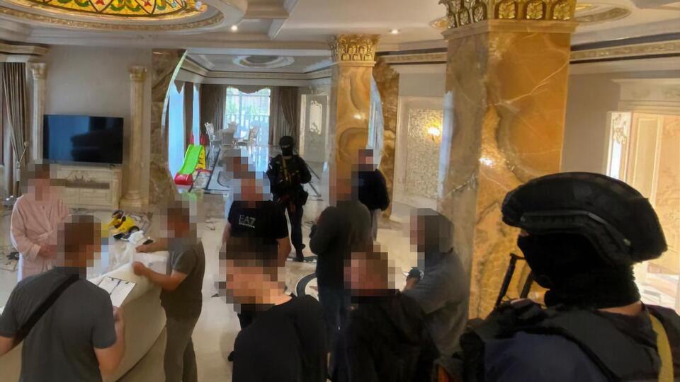 Полиция провела обыски в офисах и по месту жительства подозреваемых