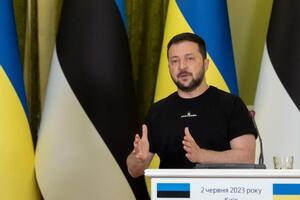 Деякі країни обговорюють труднощі виробництва боєприпасів для України, а з іншого боку, частина з них сприяє отриманню РФ деталей для військової техніки – президент