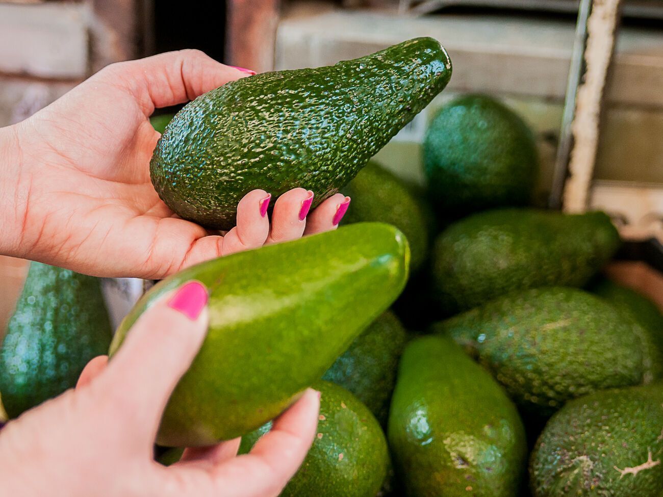 Если при нажатии на кожуре авокадо остается след от пальца, это означает, что оно перезрело