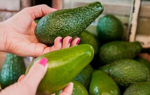 Если при нажатии на кожуре авокадо остается след от пальца, это означает, что оно перезрело