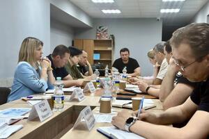 Прокудін (по центру) попросив жителів Херсонської області "зберігати спокій"