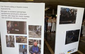 У холі станції метро "Золоті ворота" працює виставка, присвячена Дню журналіста