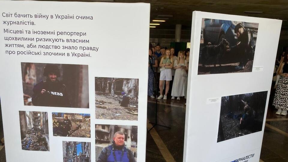 В холле станции метро "Золотые ворота" работает выставка, посвященная Дню журналиста
