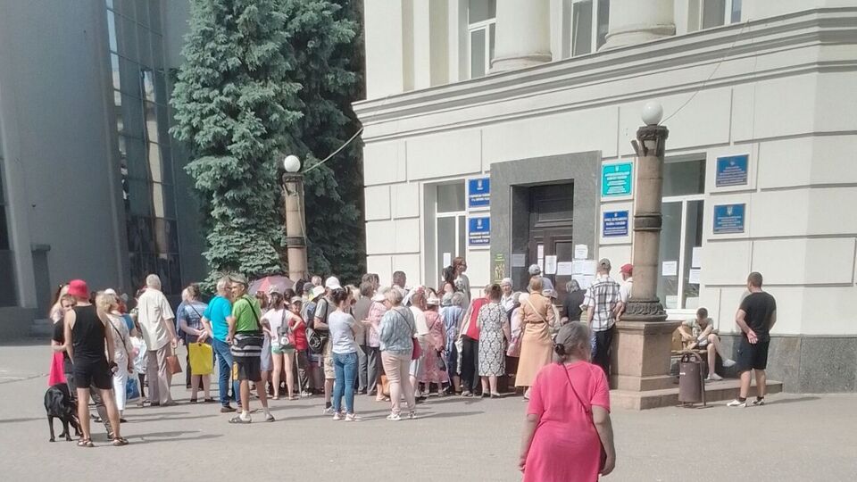 Черга по російські паспорти в окупованому Херсоні