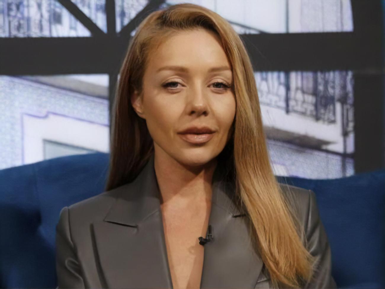 Тина Кароль снялась в серой одежде