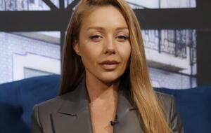 Тина Кароль снялась в серой одежде