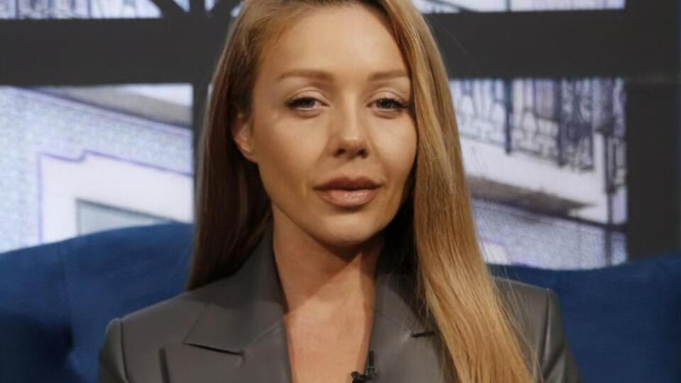 Тина Кароль снялась в серой одежде