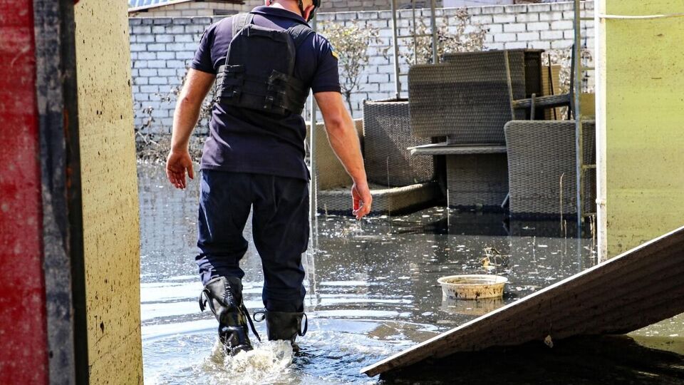 Окупанти обстріляли рятувальників у Херсоні, які розчищали мул