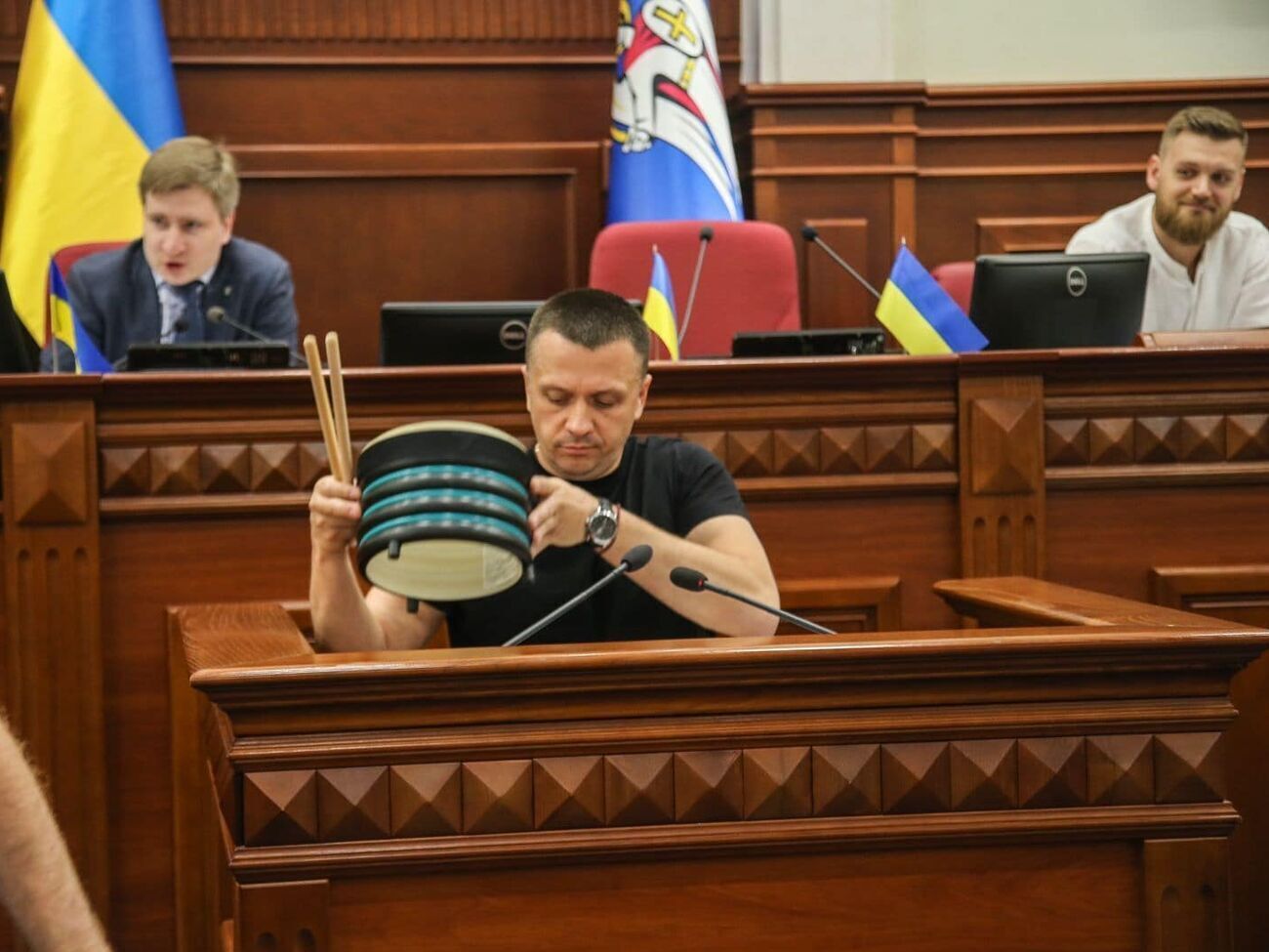 У депутатов было к Бабию много вопросов &ndash; о барабанах, сковородах и овощерезках