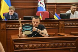 У депутатов было к Бабию много вопросов – о барабанах, сковородах и овощерезках