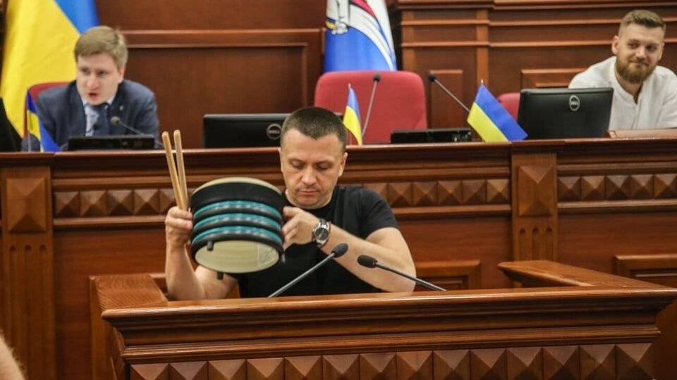 У депутатов было к Бабию много вопросов – о барабанах, сковородах и овощерезках