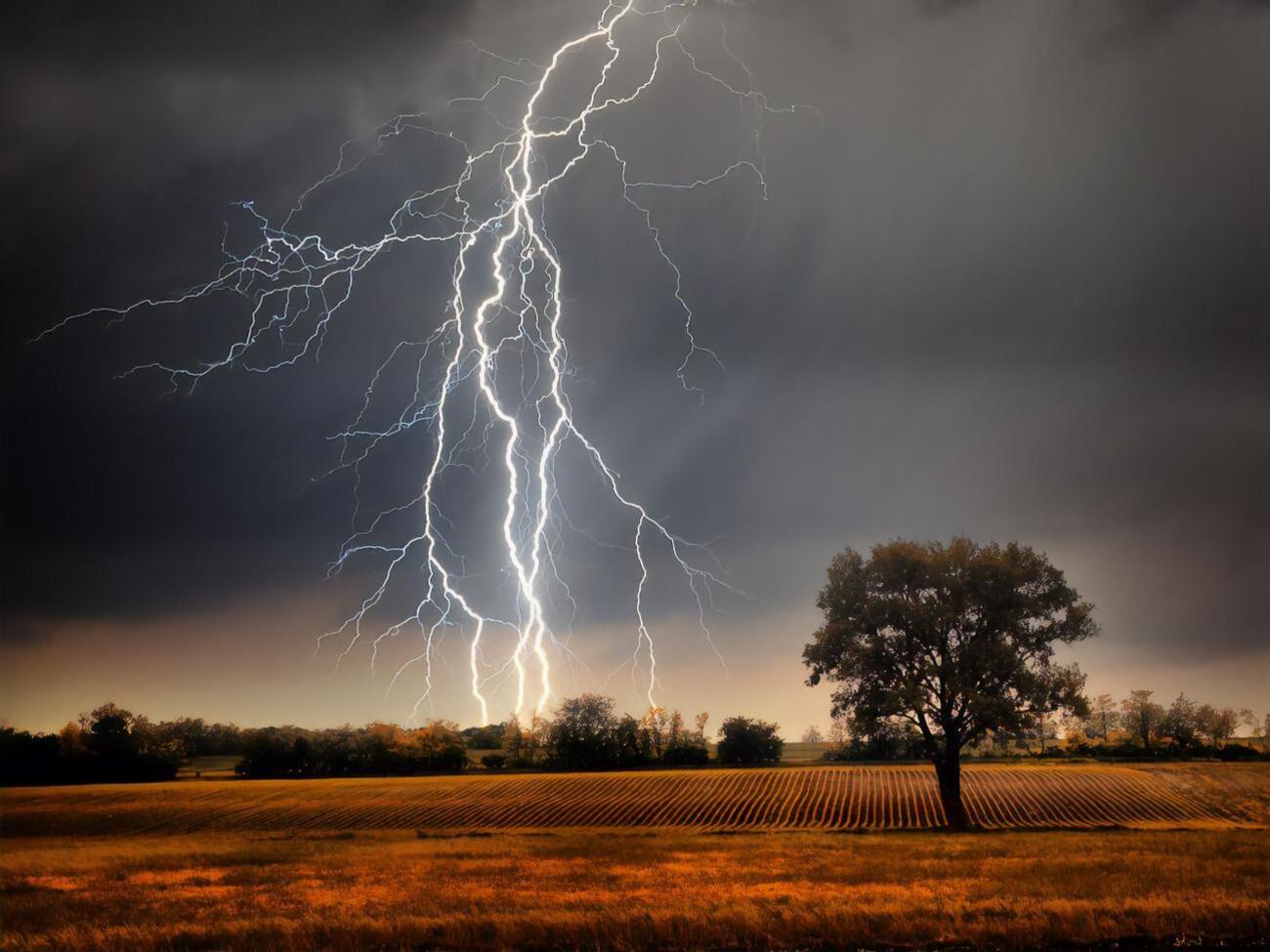 Молния попала в дом в селе Гатное