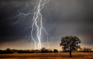 Молния попала в дом в селе Гатное