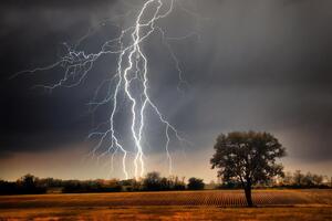 Молния попала в дом в селе Гатное
