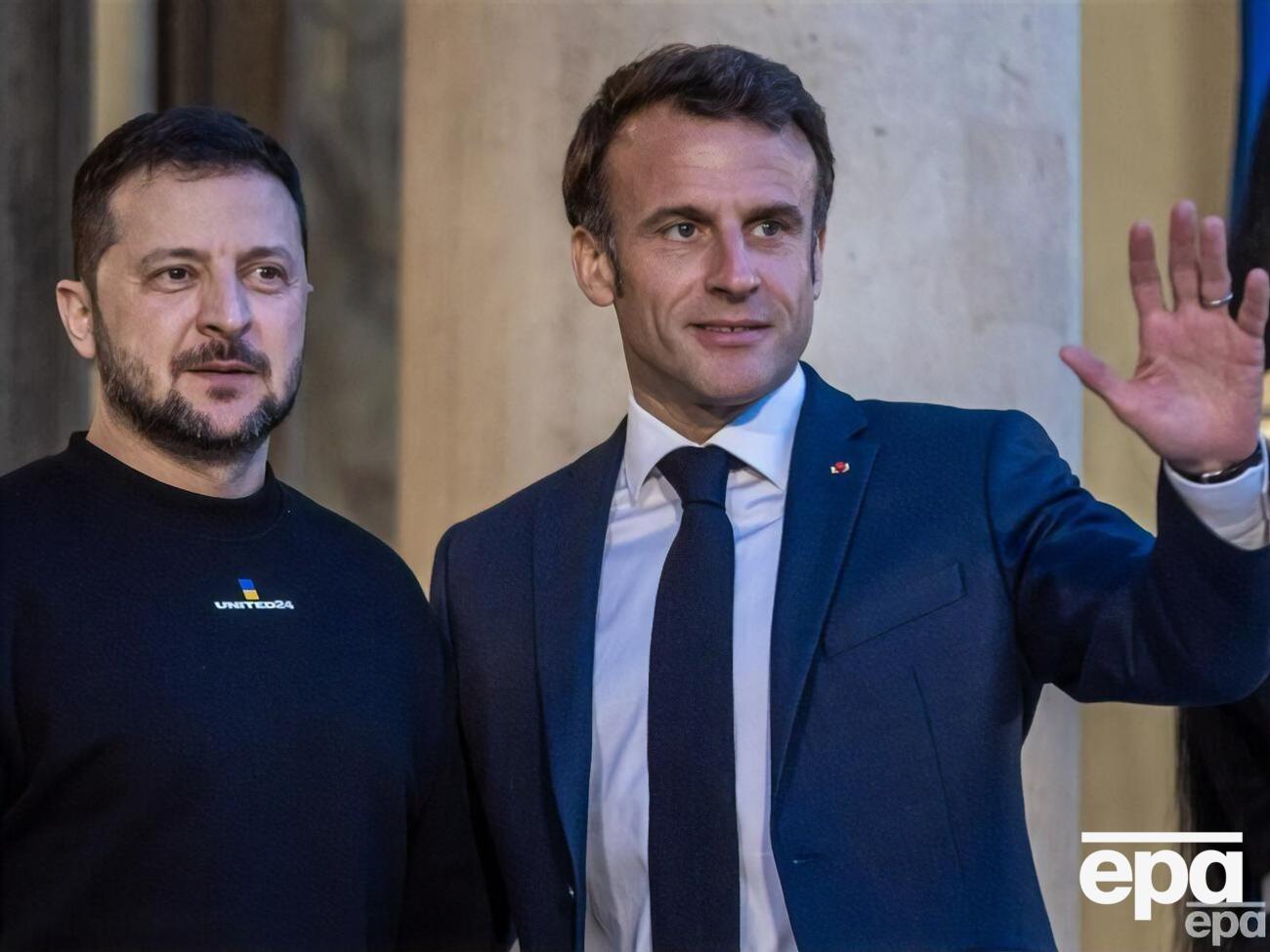 Власти Франции ожидают, что намек на перспективу присоединения Украины к НАТО может убедить президента Зеленского (слева) вступить в переговоры с РФ по прекращению войны