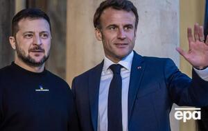 Власти Франции ожидают, что намек на перспективу присоединения Украины к НАТО может убедить президента Зеленского (слева) вступить в переговоры с РФ по прекращению войны