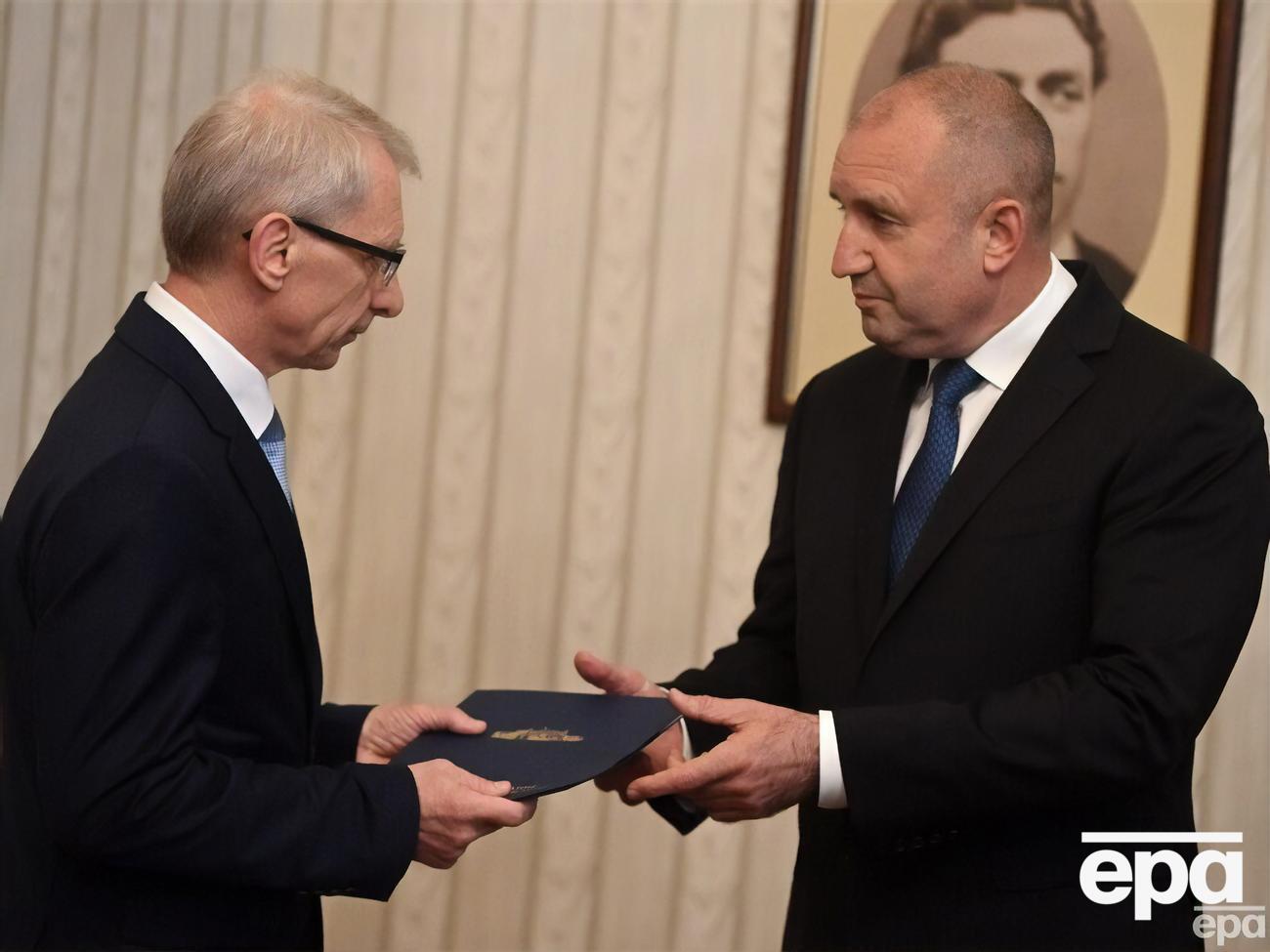 Питання надання Україні боєприпасів викликало заочну суперечку між Радевим (праворуч) і прем'єр-міністром Денковим (ліворуч)