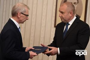 Питання надання Україні боєприпасів викликало заочну суперечку між Радевим (праворуч) і прем'єр-міністром Денковим (ліворуч)