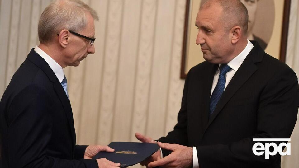 Вопрос передачи Украине боеприпасов вызвал заочный спор между Радевым (справа) и премьер-министром Денковым (слева)