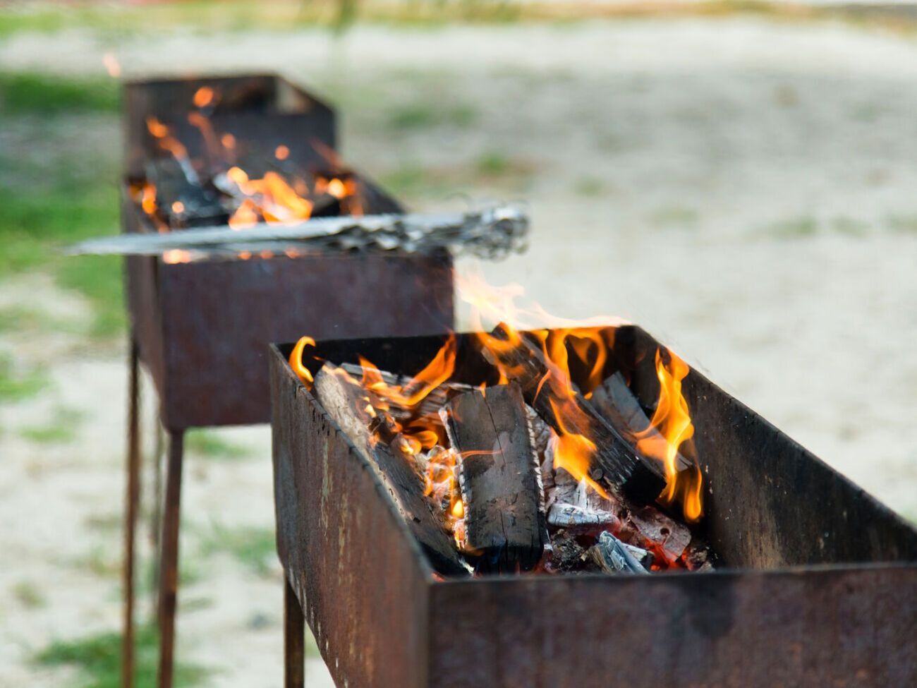 Чтобы разжечь костер в мангале, понадобятся салфетки