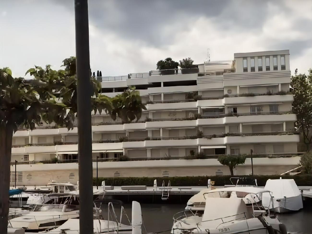 По данным журналиста, под санкции не попал отель Михалкова