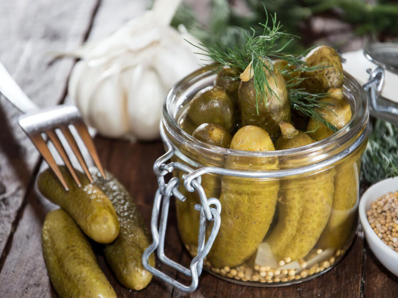 Рецепт огурцов рассчитан на пять литровых банок