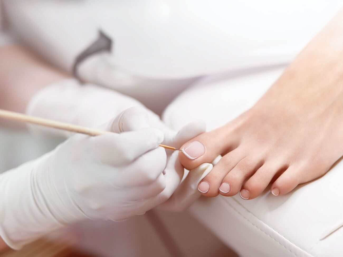 Летом лучше отказаться от темных оттенков лака на ногтях ног, отдавая предпочтение яркой или пастельной палитре